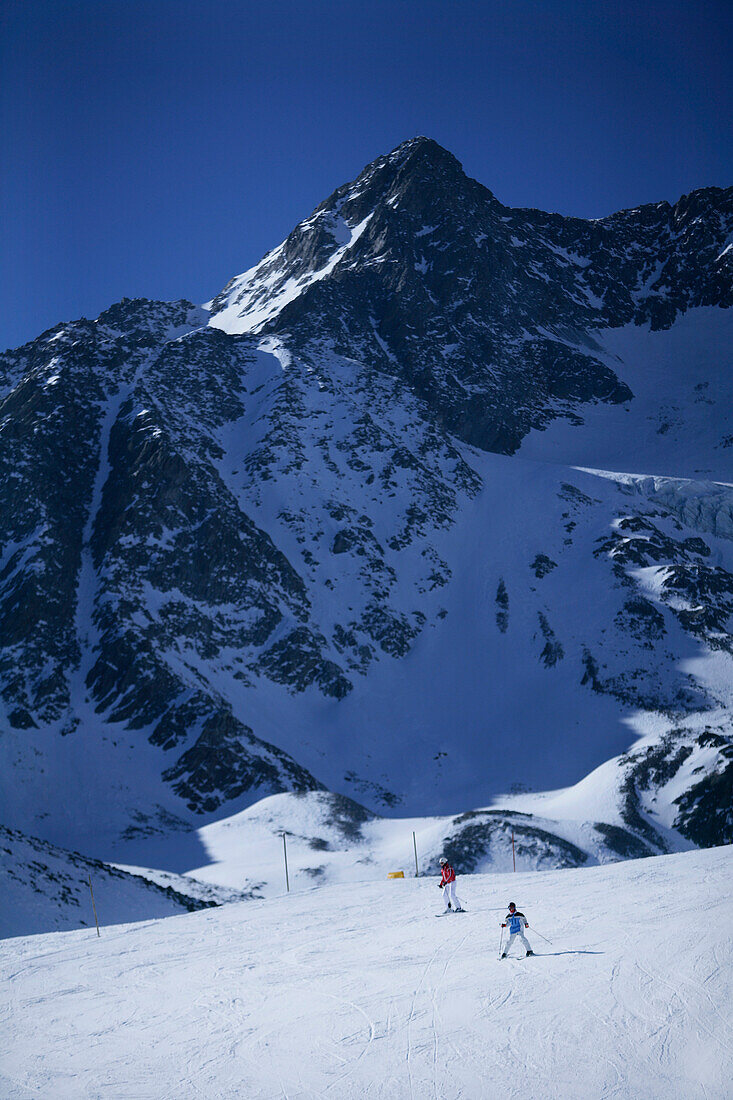 Skifahrer auf der Piste, Lazaun Bergstations, Schnalstal, Südtirol, Italien
