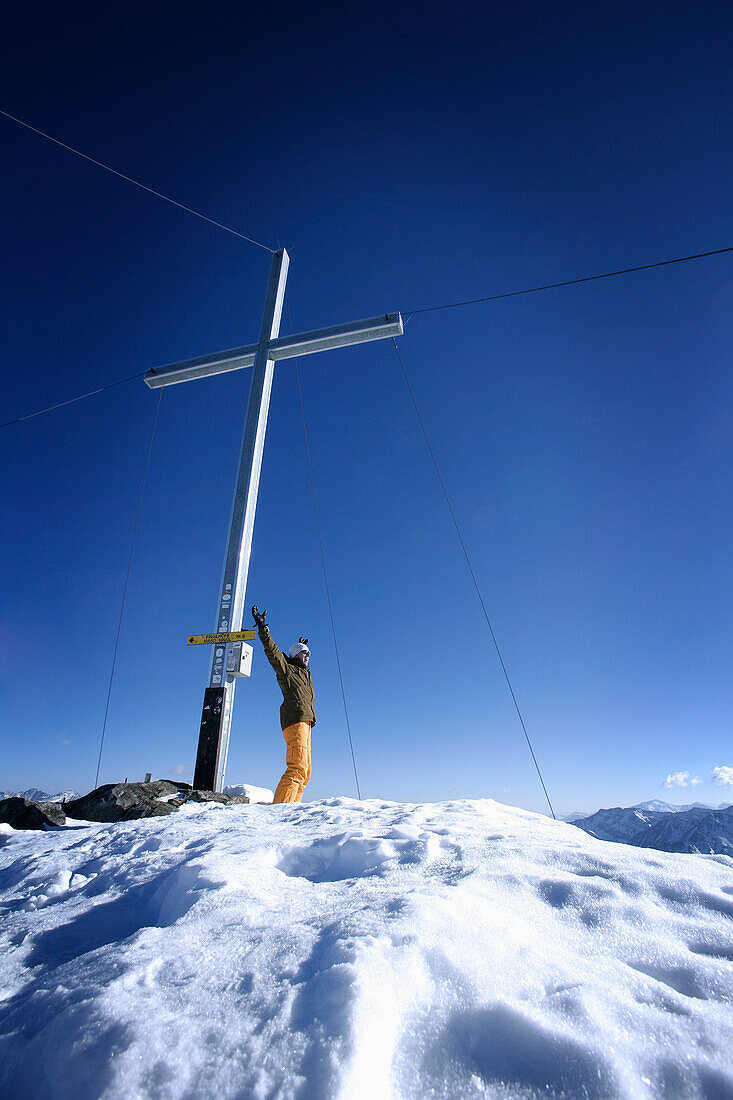 Jubelnder Skifahrer am Gipfelkreuz, Grawand, Schnalstal, Ötztaler Alpen, Südtirol, Italien, MR