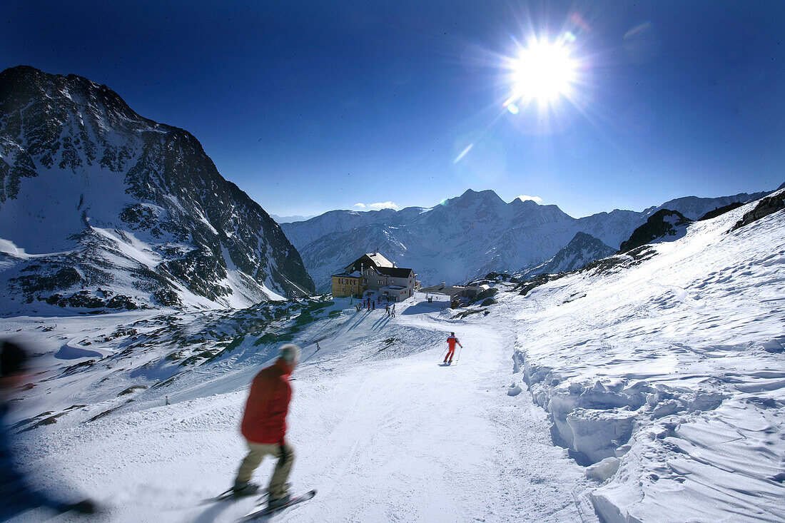 Skifahrer auf Piste zur Hütte Schöne Aussicht, Schnalstal, Südtirol, Italien