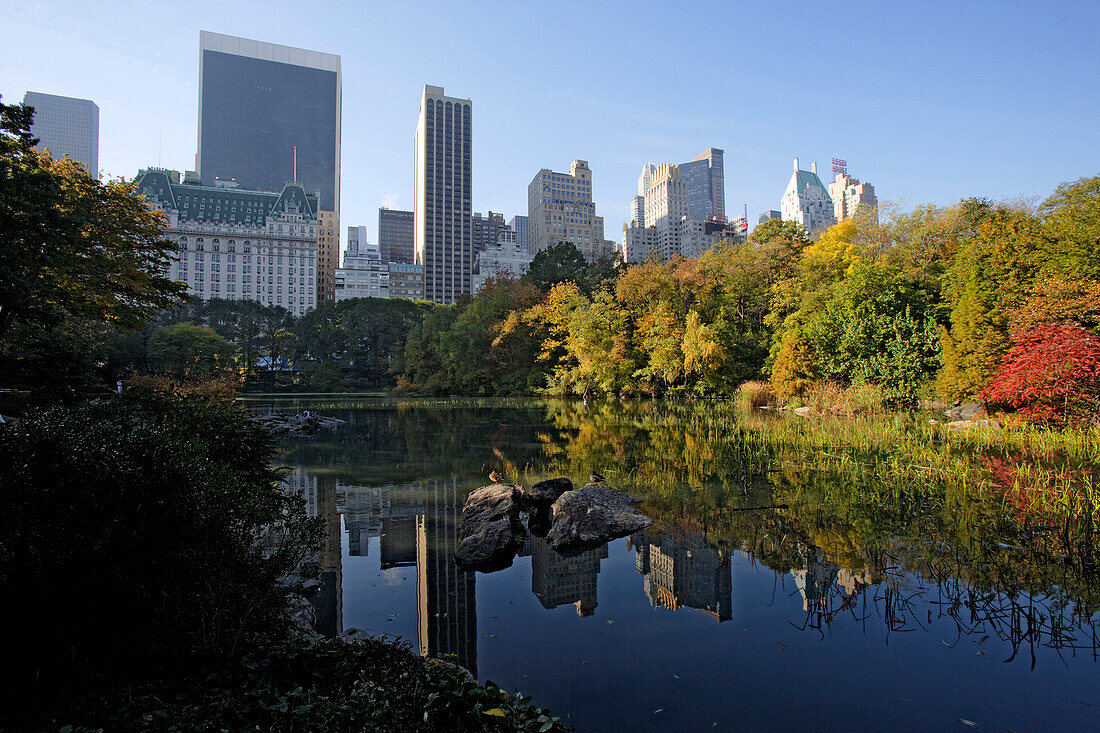 The pond at Central Park south with the Plaza Hotel on the left, Manhattan, New York, USA