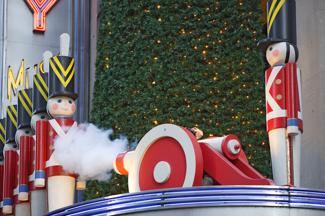 Weihnachtsdekoration an der Fassade der Radio City Music Hall, 5th Avenue, Manhattan