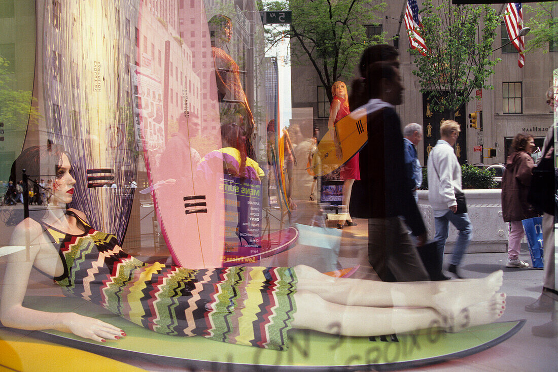 Straßenleben auf der 5. Avenue spiegelt sich in einem Schaufenster von Saks & Co., Manhattan