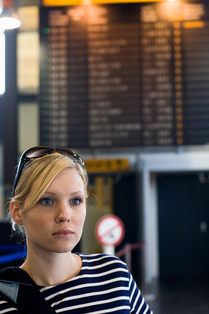 Junge Frau am Flughafen, Luxemburg