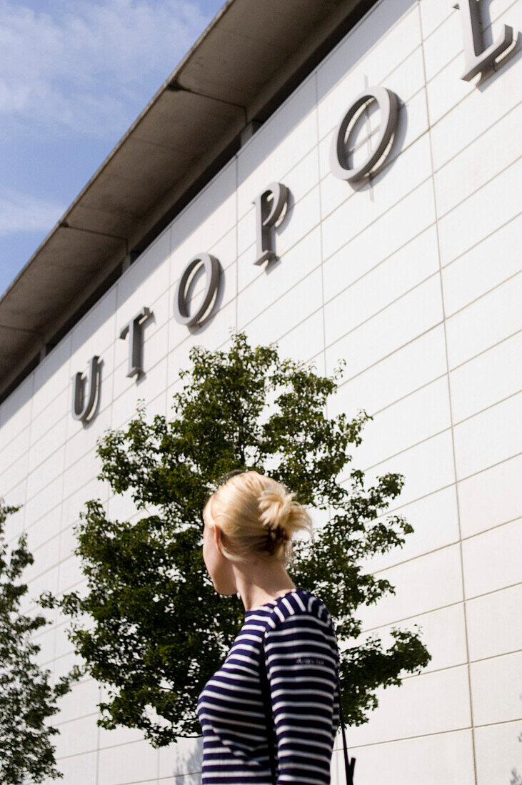 Frau steht vor dem Kino Utopolis, Luxemburg