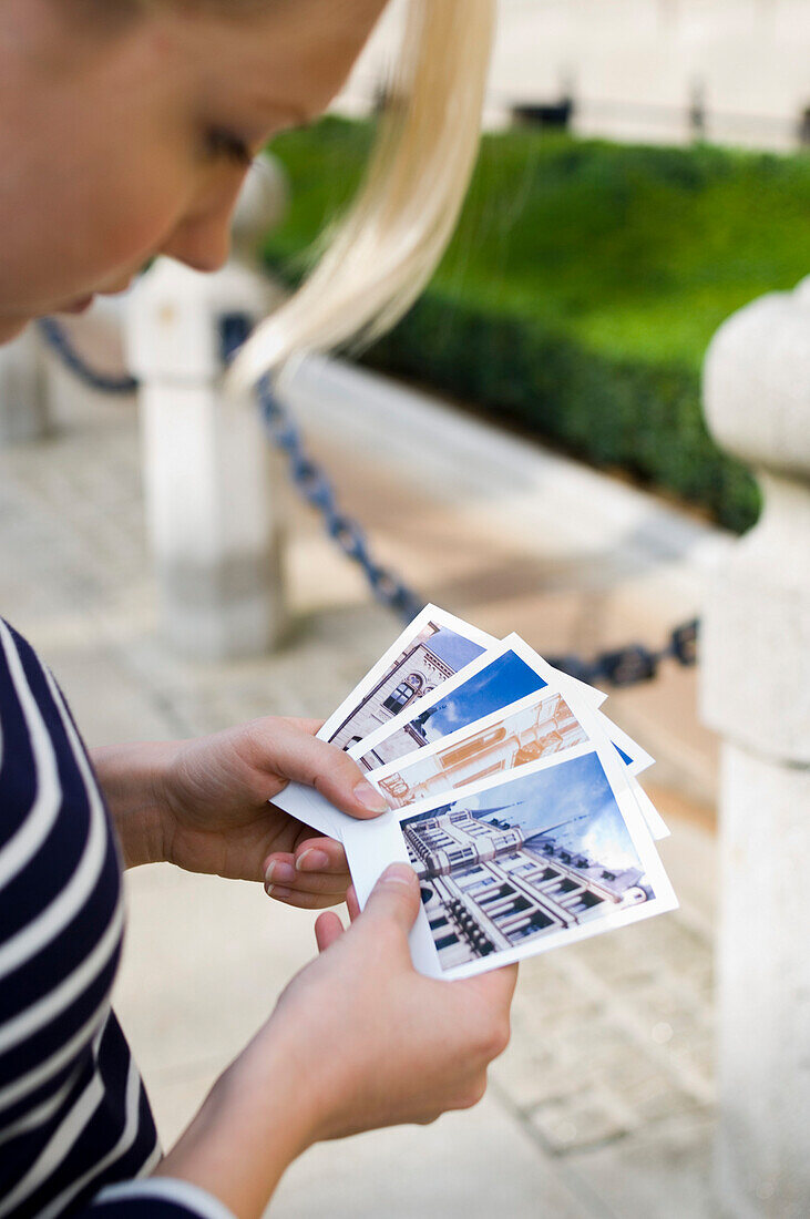 Junge Frau sieht sich Fotos an, Luxemburg