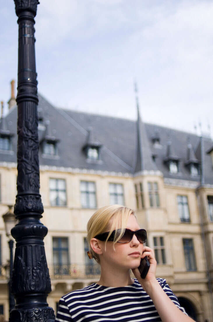 Frau telefoniert vor Großherzoglichem Palast, Luxemburg