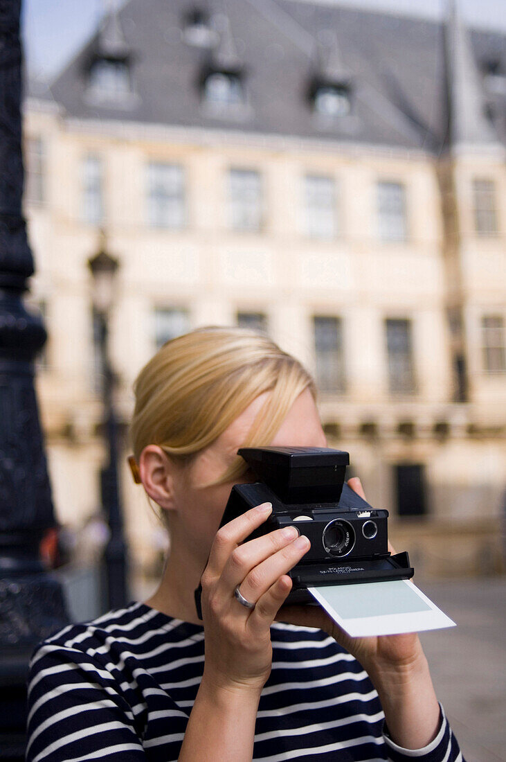 Frau fotografiert vor dem Großherzoglichen Palais, Luxemburg