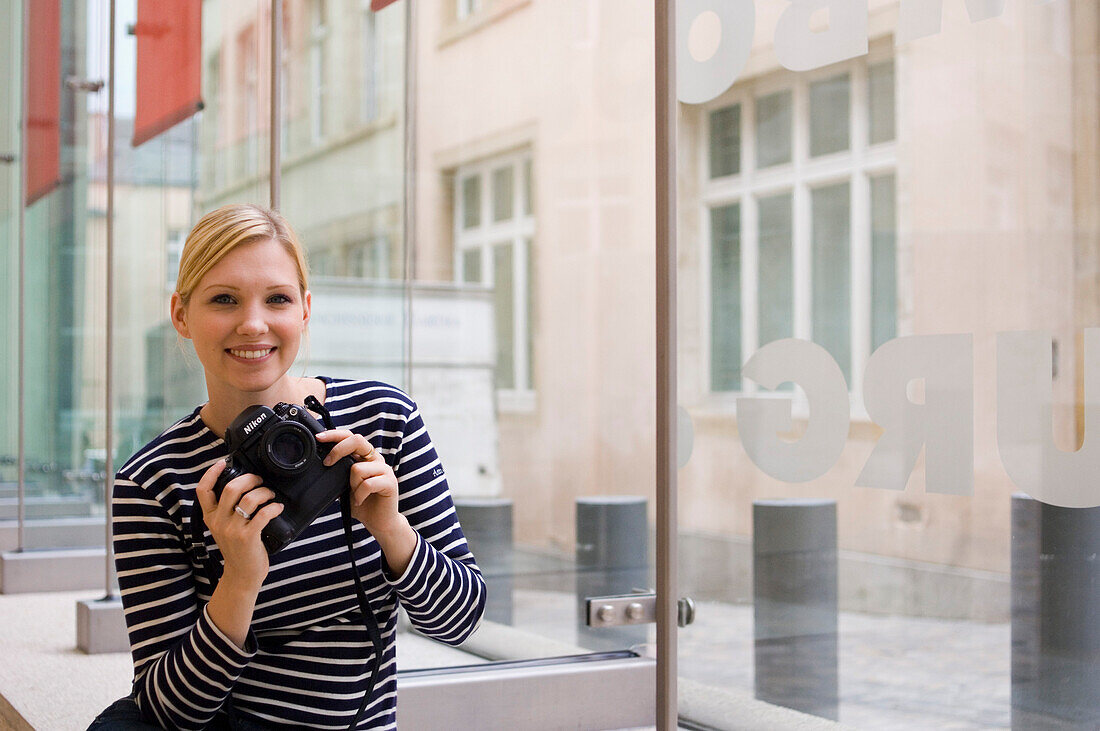 Museum der Stadt Luxemburg, Frau hält Kamera in der Hand, Luxemburg