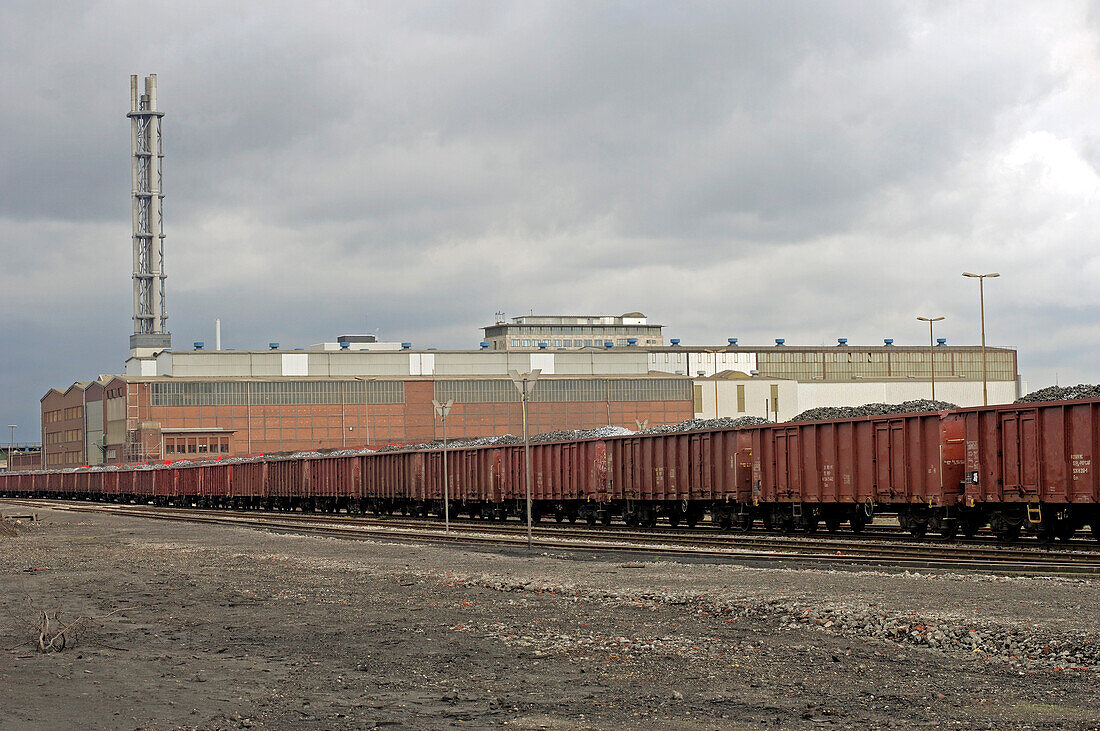 Güterwagons stehen in langer Reihe am Hafen von Duisburg, Nordrhein-Westfalen, Deutschland