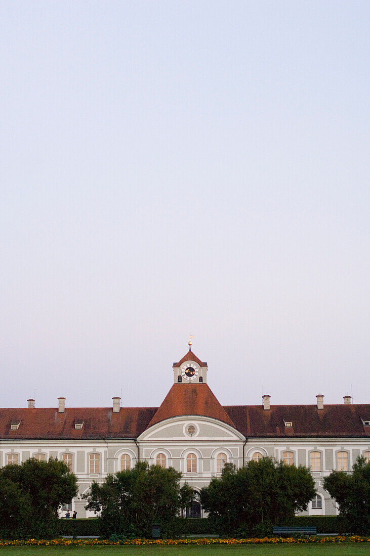 Blick aus dem Schlosspark auf das Schloss Nymphenburg, München, Bayern, Deutschland