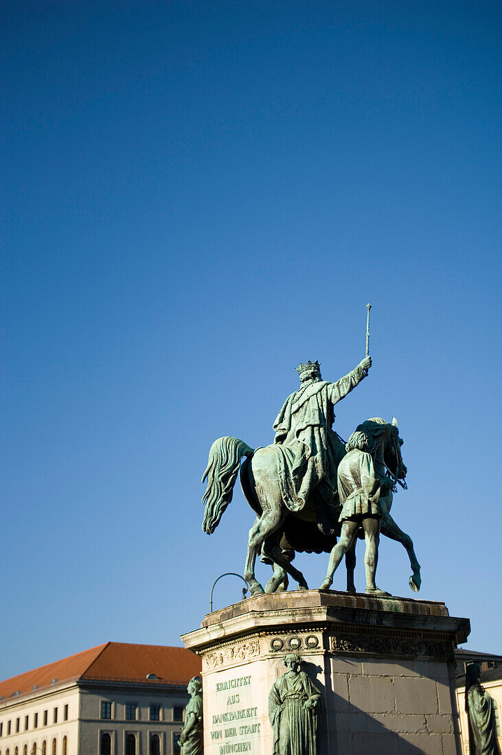 Reiterstatue auf einem hohen Podest, München, Bayern, Deutschland