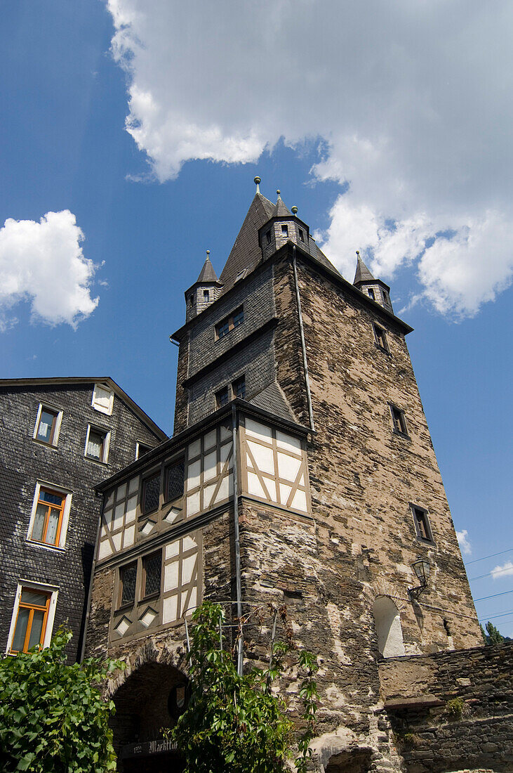 Altes Fachwerkhaus und Turm vor blauem Himmel, Bacharach, Rheinland-Pfalz, Deutschland