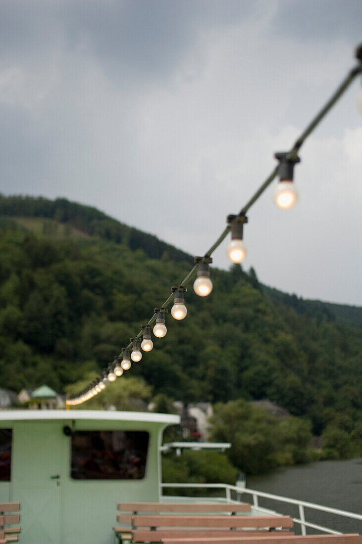 Lichterkette von einem Ausflugsschiff auf der Mosel, Traben-Trarbach, Rheinland-Pfalz, Deutschland