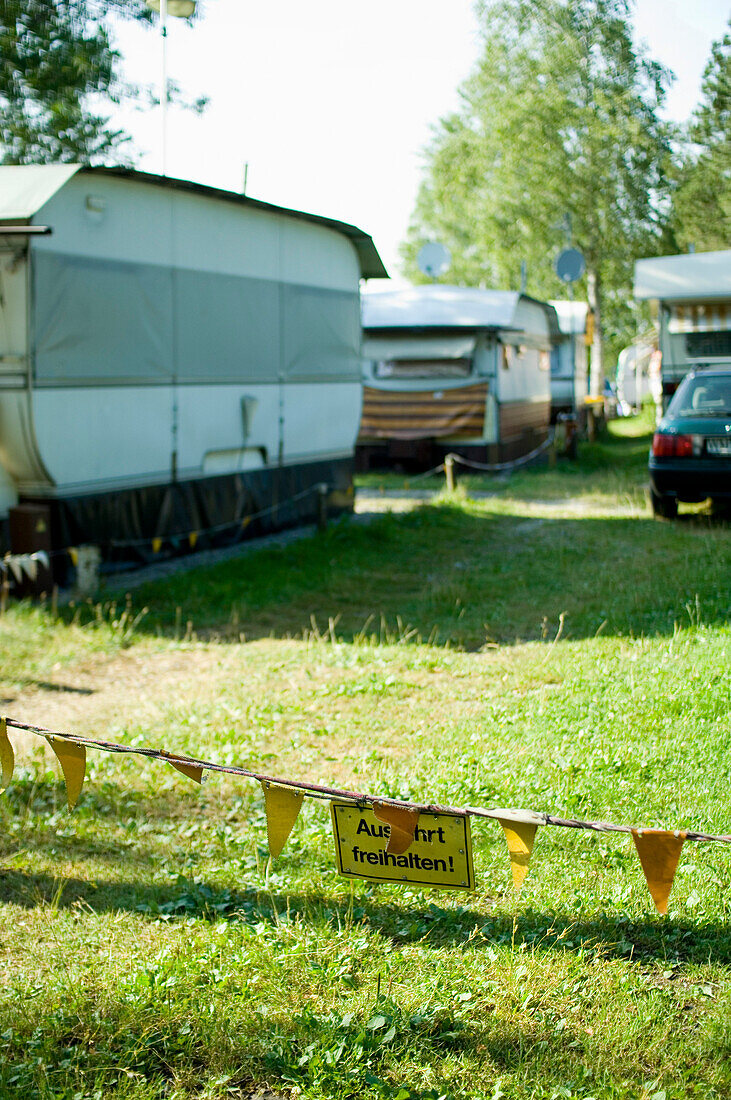 Wohnwagen auf einem Campingplatz, Riegsee, Bayern, Deutschland