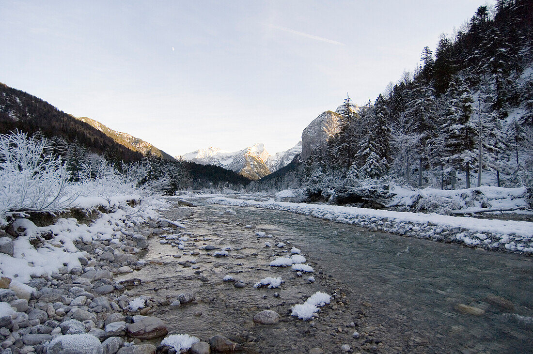 Fluss im Winter am Fusse des Berges Hinterriss, Tirol, Österreich, Europa