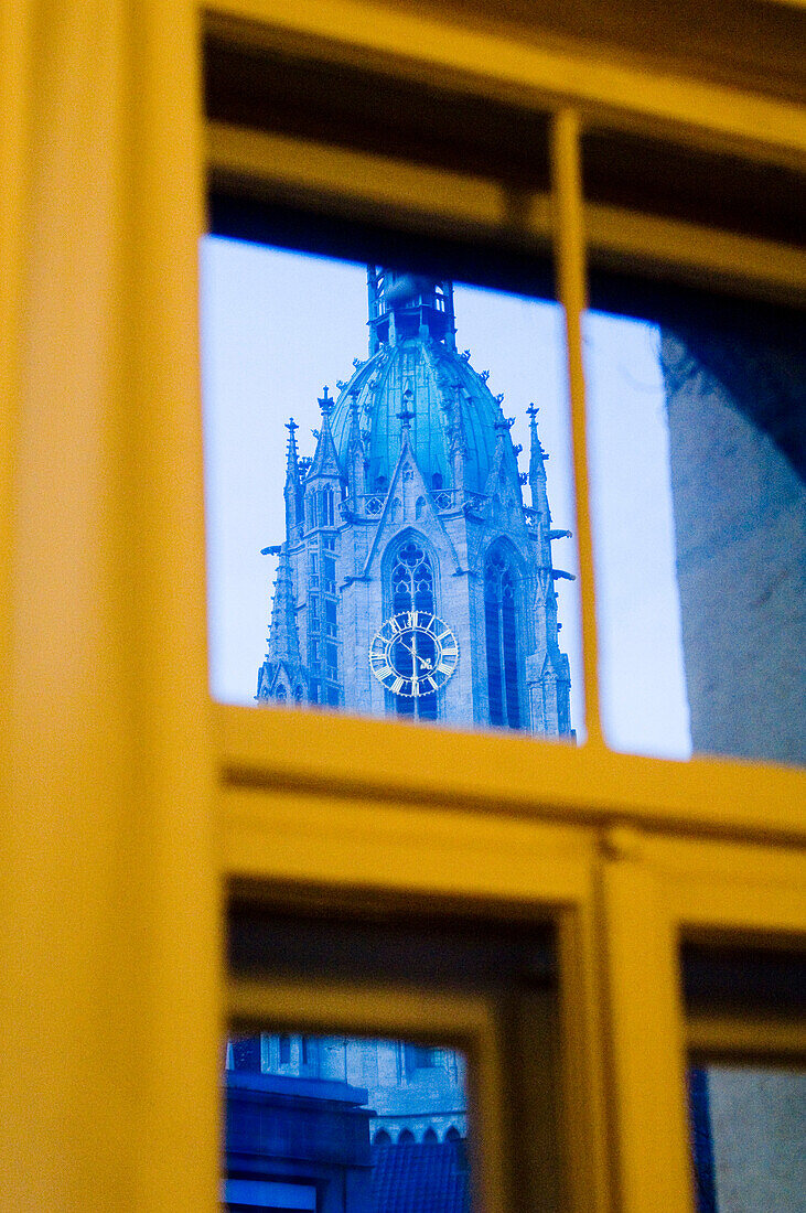 Blick aus dem Fenster auf St. Pauls Kirche, München, Bayern, Deutschland