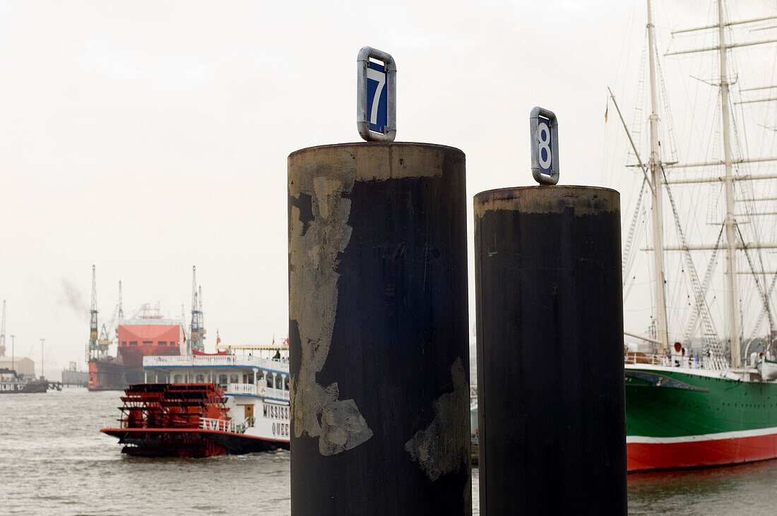 Blick vom Hafen auf die Schiffe auf der Elbe, Hamburg, Deutschland