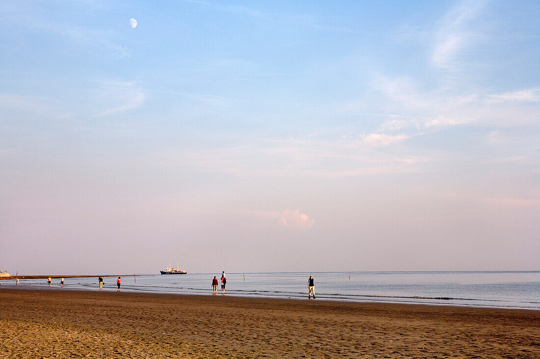 Leute laufen am Strand entlang, Borkum, Ostfriesische Inseln, Niedersachsen, Deutschland