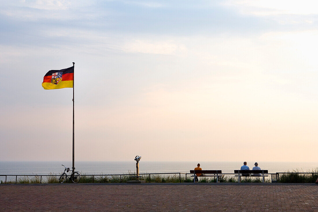 Blick über Strandpromenade aufs Meer, Borkum, Ostfriesische Inseln, Niedersachsen, Deutschland