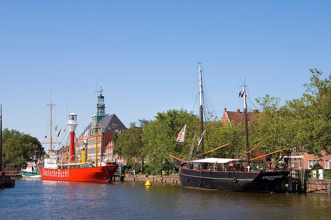 Museumsschiff, Feuerschiff  Deutsche Bucht, Ratsdelft, Rathaus, Emden, Ostfriesland, Niedersachsen, Deutschland