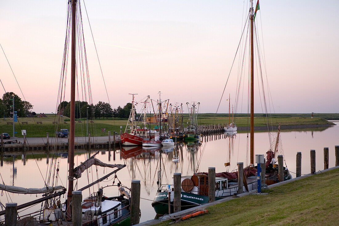Krabbenkutter im Fischerhafenhafen, Greetsiel, Ostfriesland, Niedersachsen, Deutschland