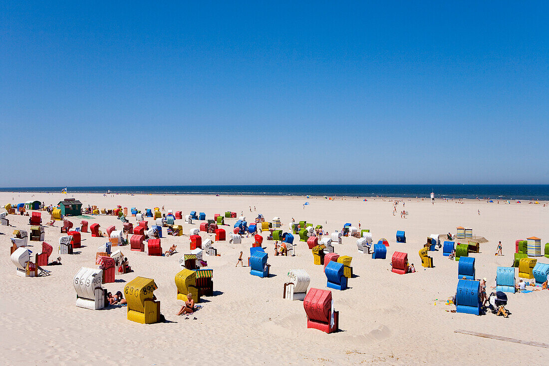 Blick über Strand mit Strandkörben, Juist, Ostfriesische Inseln, Ostfriesland, Niedersachsen, Deutschland
