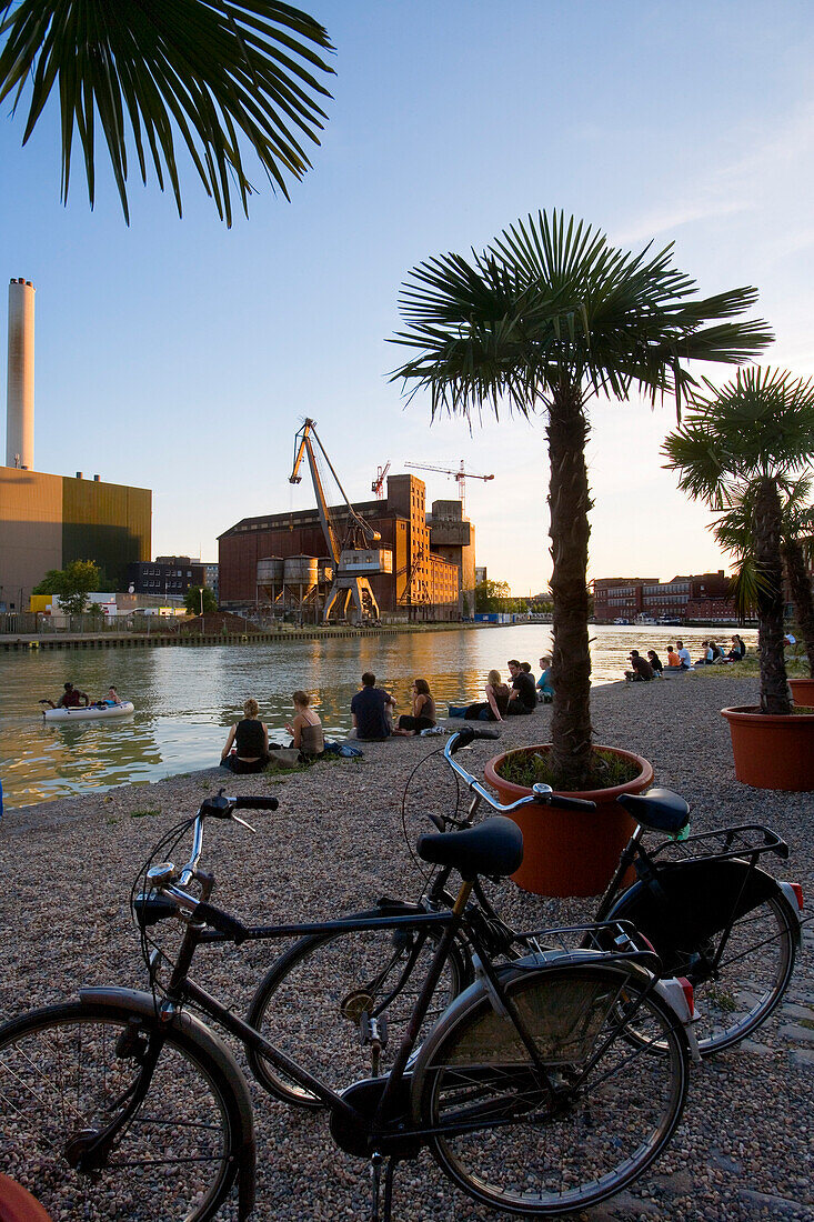 Leute sitzen am Strand, Kreativkai, Münster, Nordrhein-Westfalen, Deutschland, Münsterland