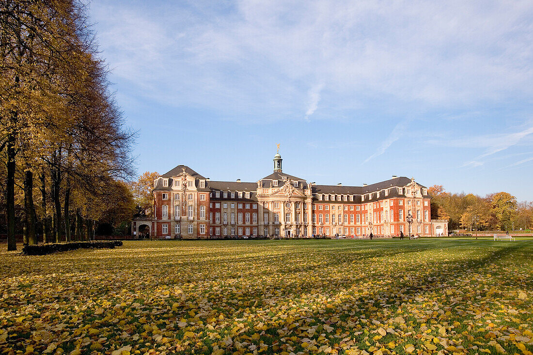Fürstbischöfliches Schloss im Herbst, Münster, Nordrhein-Westfalen, Deutschland, Münsterland