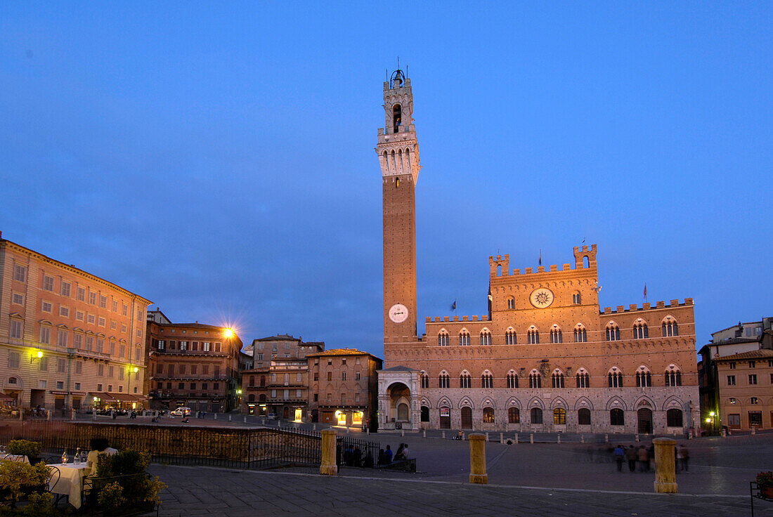 Piazza del Campo im Abendlicht, Siena, Toskana, Italien