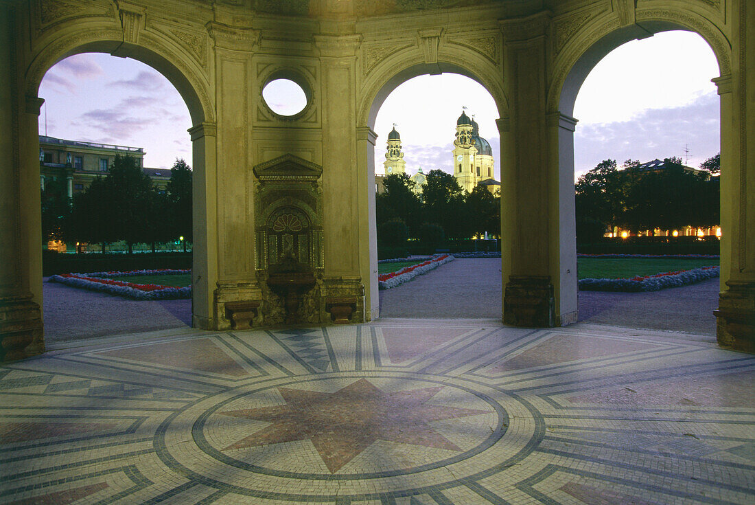 Blick vom Dianatempel zur Theatinerkirche, Hofgarten, München, Bayern, Deutschland