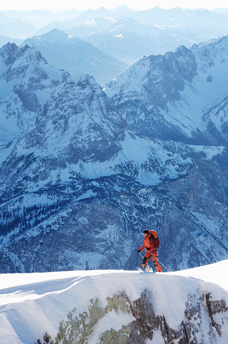 Bergsteiger auf einem Grat, Ehrwald, Wettersteingebirge, Tirol, Österreich