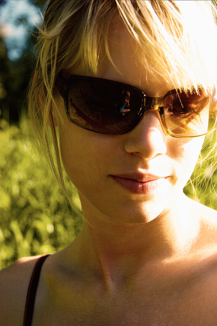 Junge Frau mit Sonnenbrille, Kaufbeuren, Bayern, Deutschland