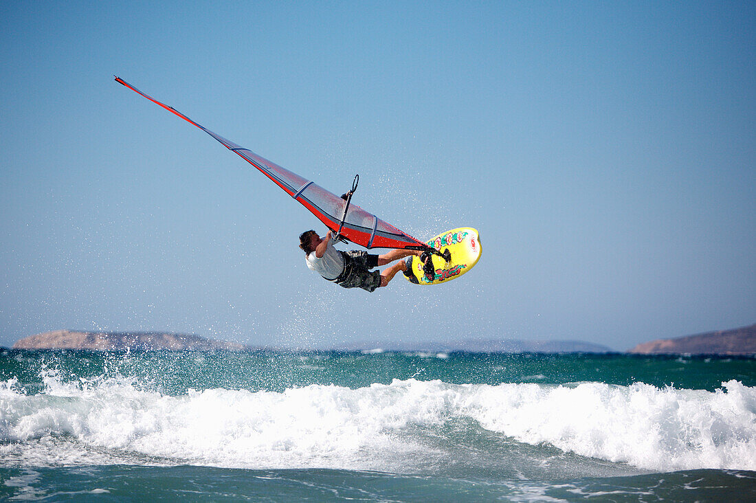 Windsurfer springt über Welle, Kos, Dodekanes, Griechenland