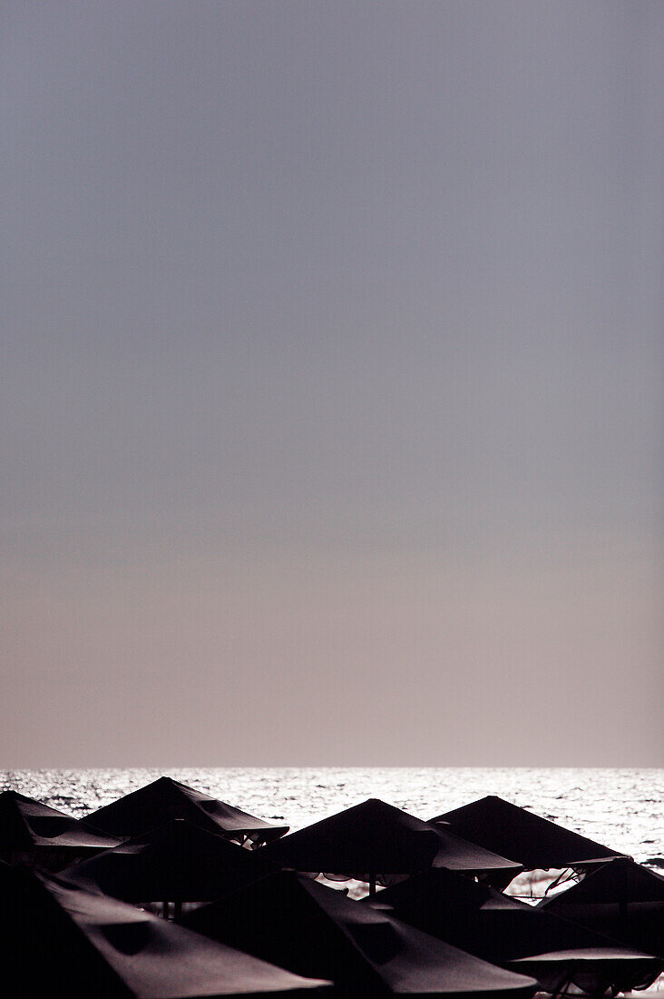 Sonnenschirme am Strand, Kos, Griechenland