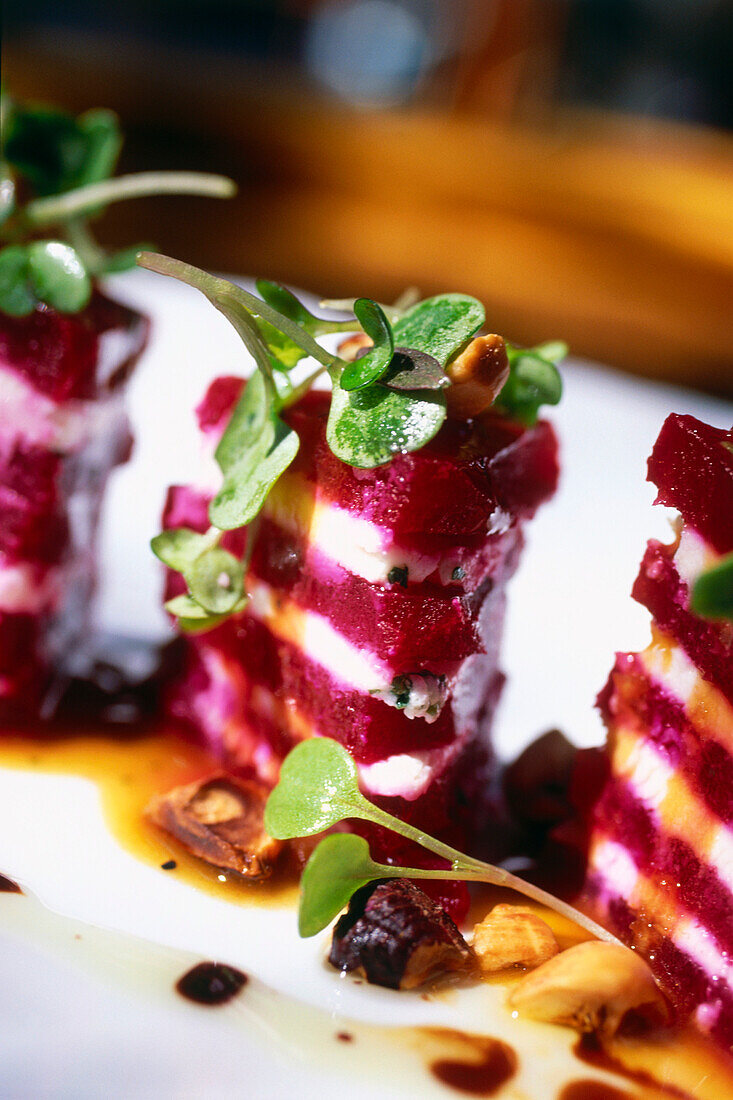 Geröstete Rote-Beete und Burata Käse Salat mit Haselnüssen und Arugula-Schalotten-Zitrus Dressing, Restaurant Spago, Beverly Hills, L.A., Los Angeles, Kalifornien, USA