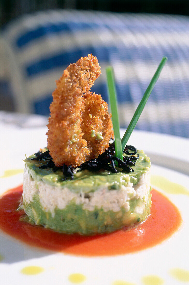 Avocado Guacomole und Salat von der Blaukrabbe auf würzigem Tomatensaucen-Spiegel mit frittierter Garnele, Restaurant Blue Door, Hotel Delano, South Beach, Miami, Florida, USA