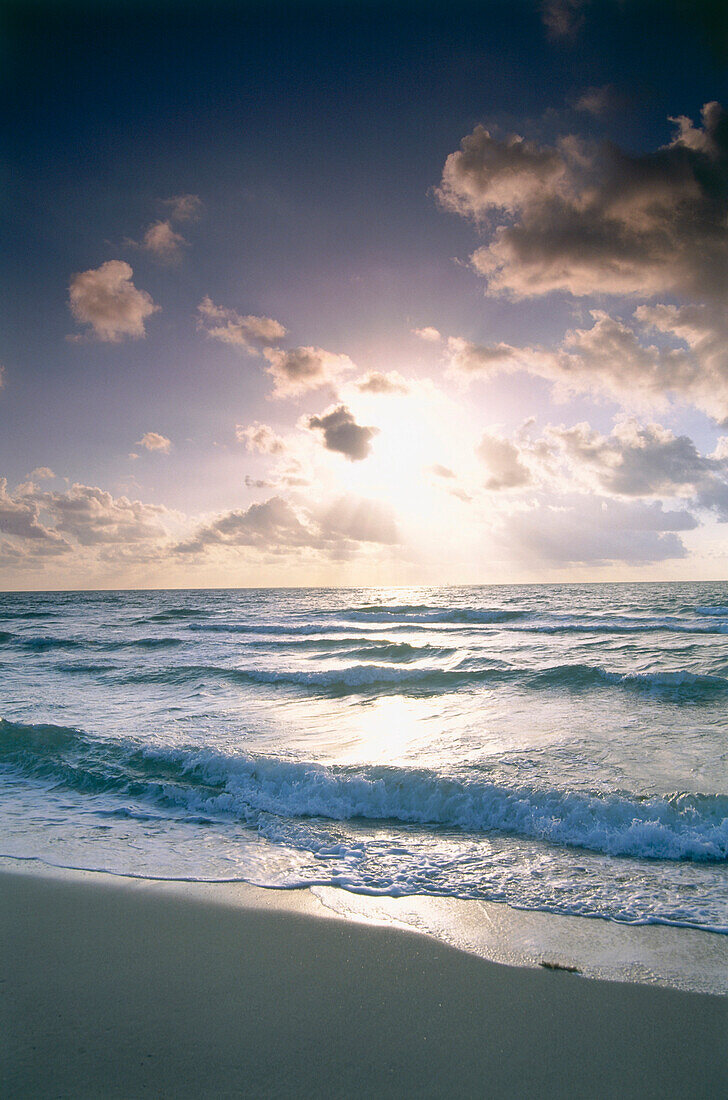 Sonnenaufgang am Strand, South Beach, Miami, Florida, USA