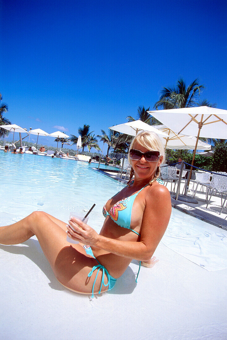 Frau mit Cocktail am Pool, South Beach, Miami, Florida, USA
