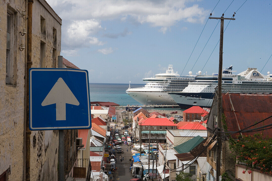 Kreuzfahrtschiffe Golden Princess und Constellation im Hafen von St. George's, Grenada, Kleine Antillen, Karibik