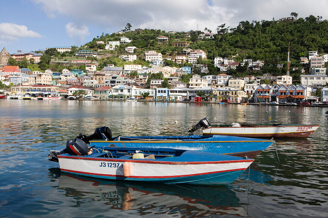 Fisherboote im Hafen The Carenage in St. George's, Grenada, Kleine Antillen, Karibik