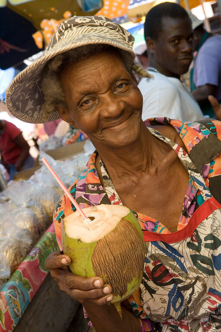 Marktfrau serviert gekühlte Kokosnuss, St. George's, Grenada, Kleine Antillen, Karibik