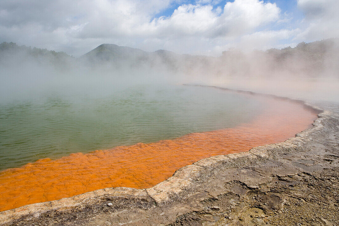 Champage Pool im Wai-O-Tapu Thermal Wonderland, Waiotapu, nahe Rotorua, Nordinsel, Neuseeland