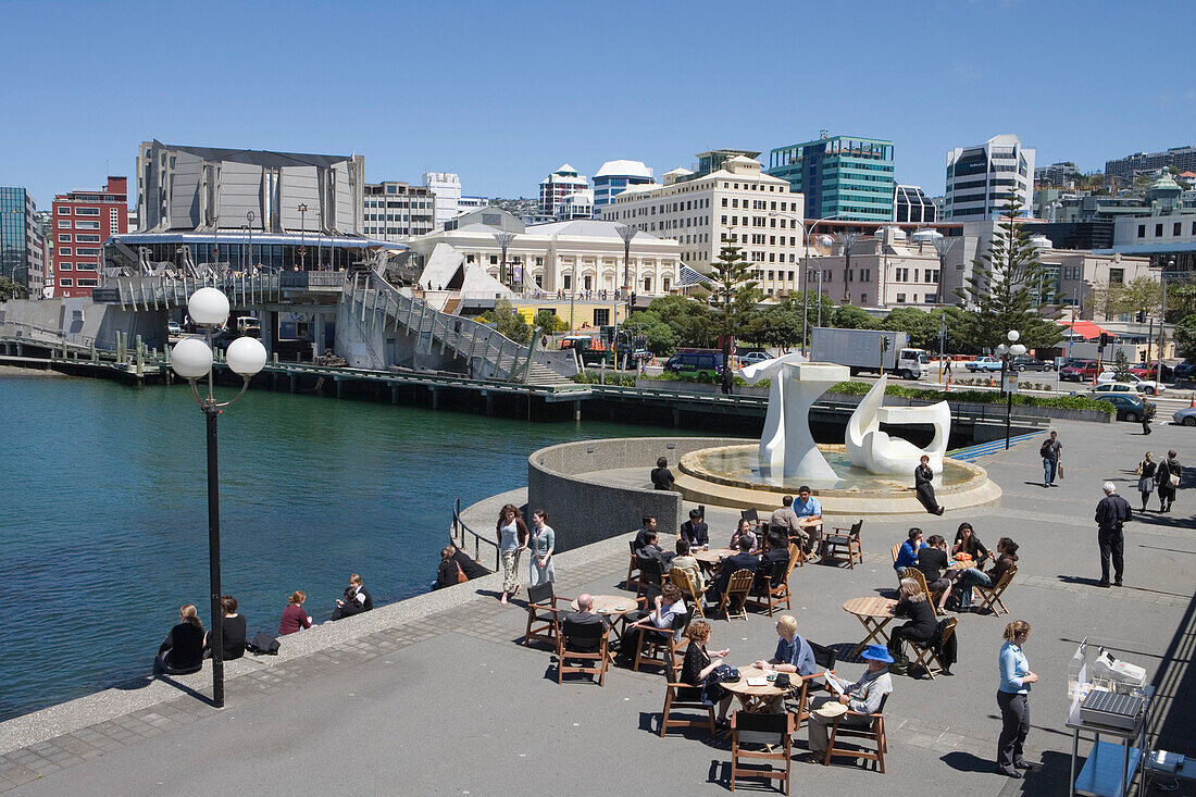 Strassencafe am Hafen von Wellington mit Michael Fowler Centre, Wellington, Nordinsel, Neuseeland