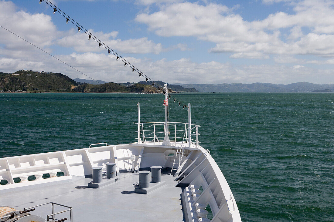 MS Bremen in Anfahrt auf Hafen von Wellington, Nordinsel, Neuseeland