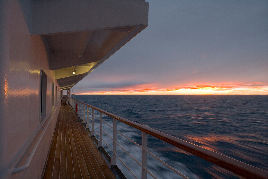 Sonnenaufgang und Deck 5 der MS Bremen, nahe Golden Bay, Südinsel, Neuseeland