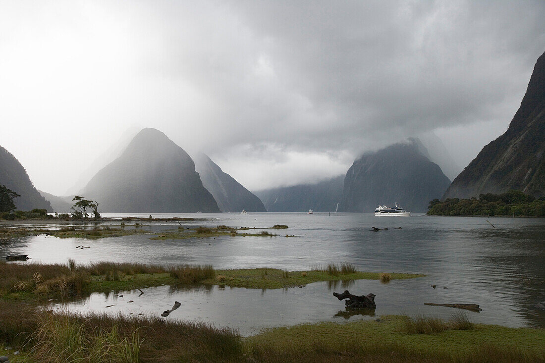 Mitre Peak im Nebel, Milford Sound, Fiordland Nationalpark, Südinsel, Neuseeland