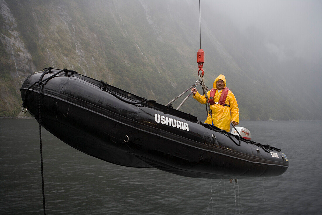 Zodiac Schlauchboot wird auf MS Bremen gehievt, Milford Sound, Fiordland Nationalpark, Südinsel, Neuseeland