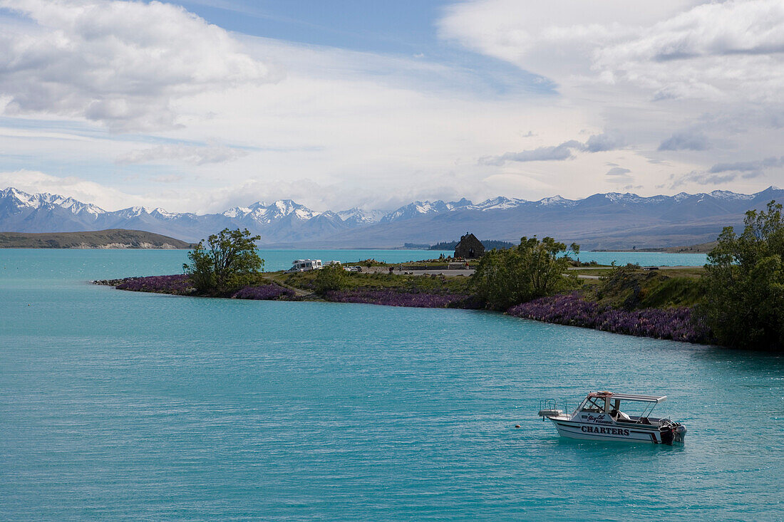 Boot und The Church of The Good Shepherd Kapelle am Lake Tekapo, Mackenzie Country, Südinsel, Neuseeland