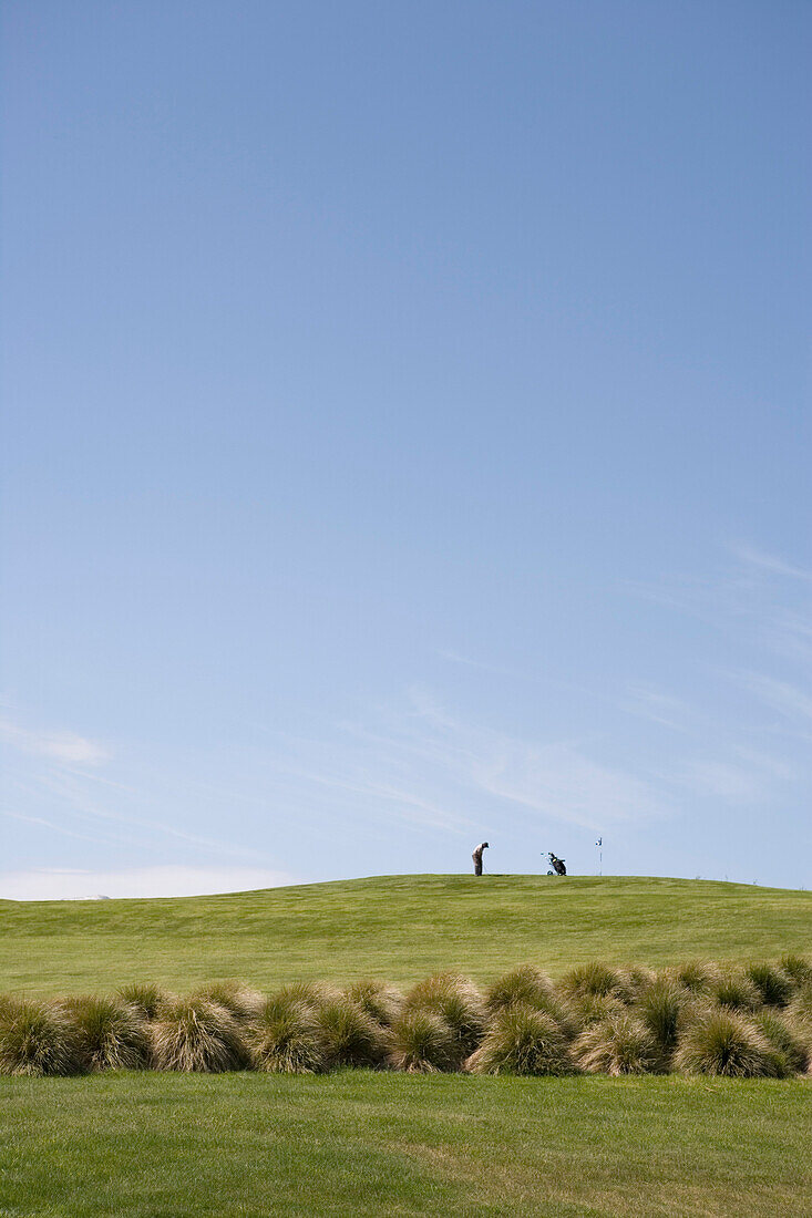 Golfer auf Grün von des Terrace Downs High Country Resort Golfplatz, nahe Mount Hutt, Canterbury, Südinsel, Neuseeland