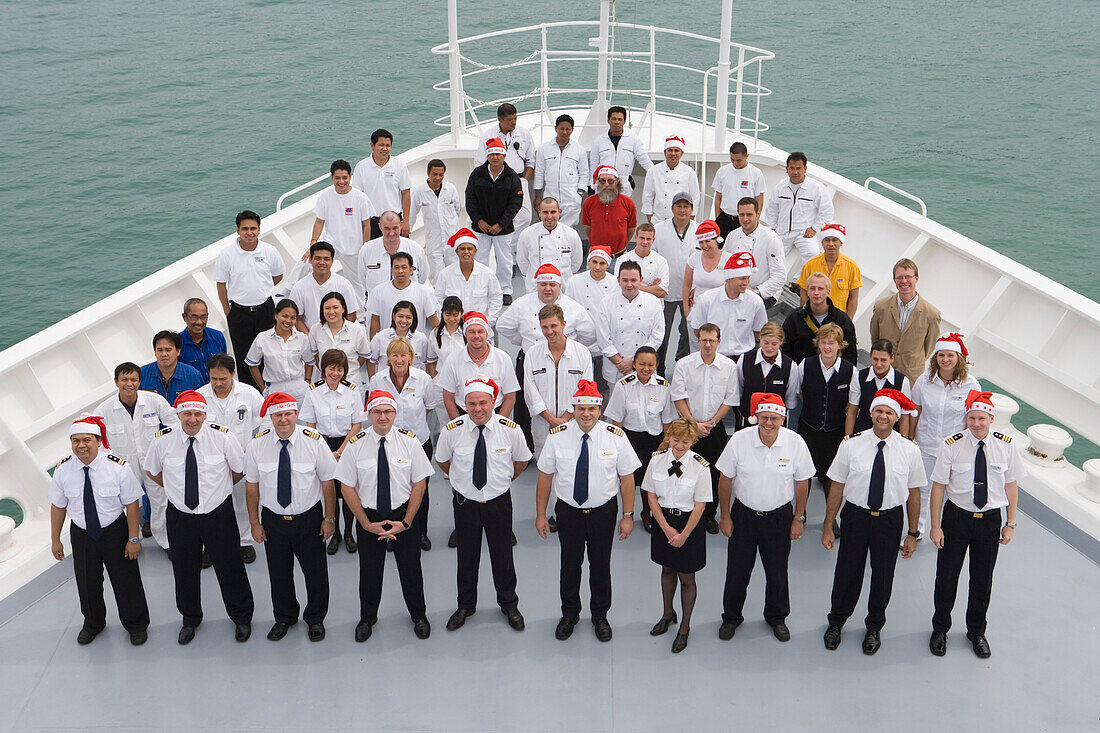 Die tolle Crew der MS Bremen, Gruppenbild am Bug, nahe Akaroa, Banks Peninsula, Südinsel, Neuseeland